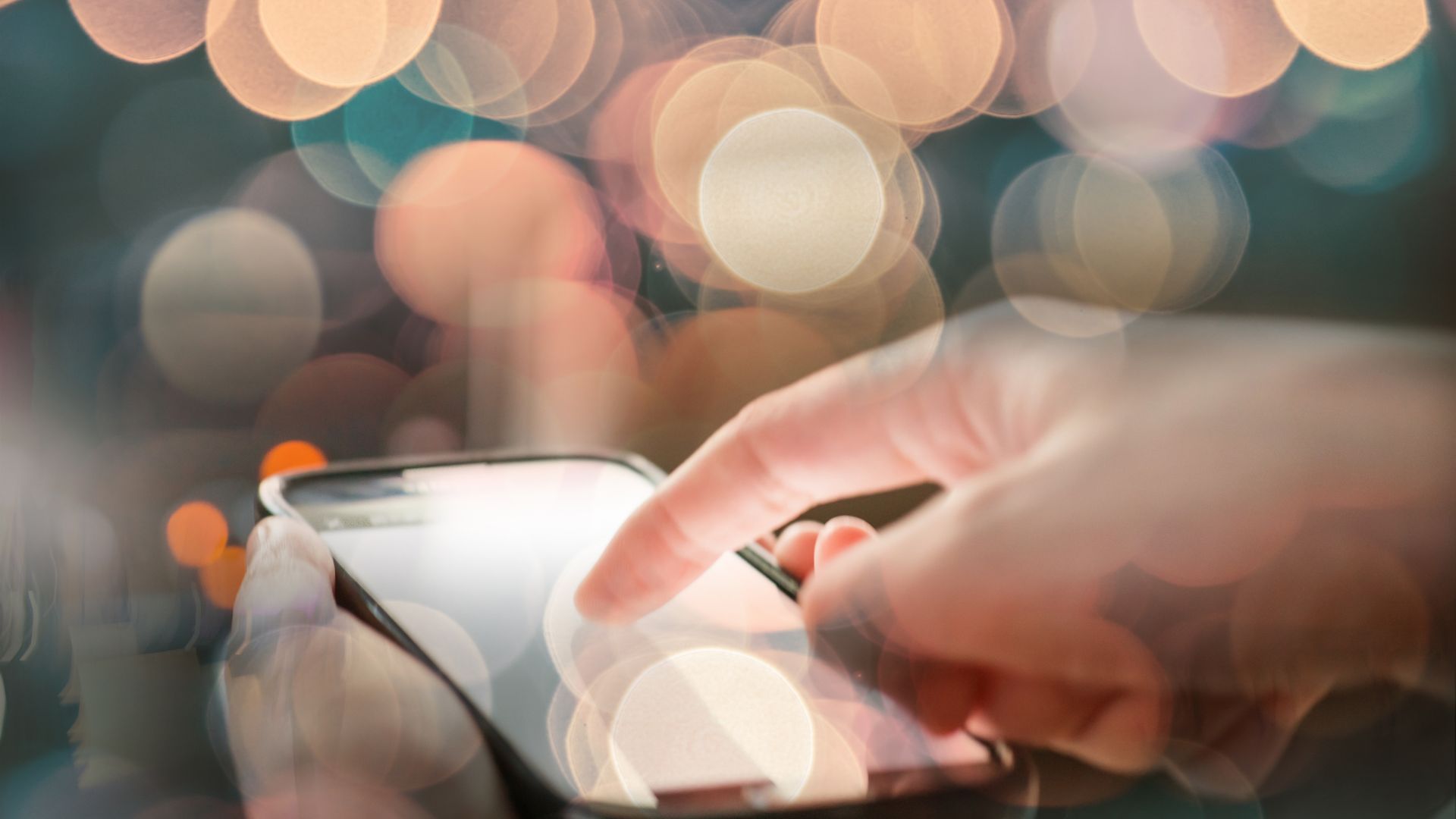 LINE・SNS連携支援サービス - 美容サロンの顧客エンゲージメント向上とLTV強化を実現するデジタルマーケティング スマートフォンでLINEやSNSを操作する手元の様子 - 美しいボケ効果の背景でデジタルマーケティングとソーシャルメディア連携を表現