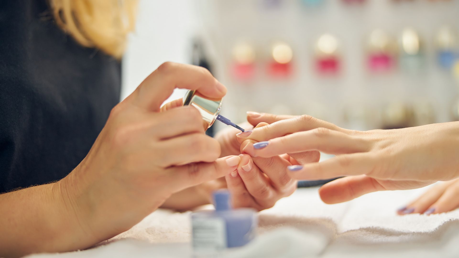 忙しく働くネイルサロンのスタッフ - 時間不足のイメージ