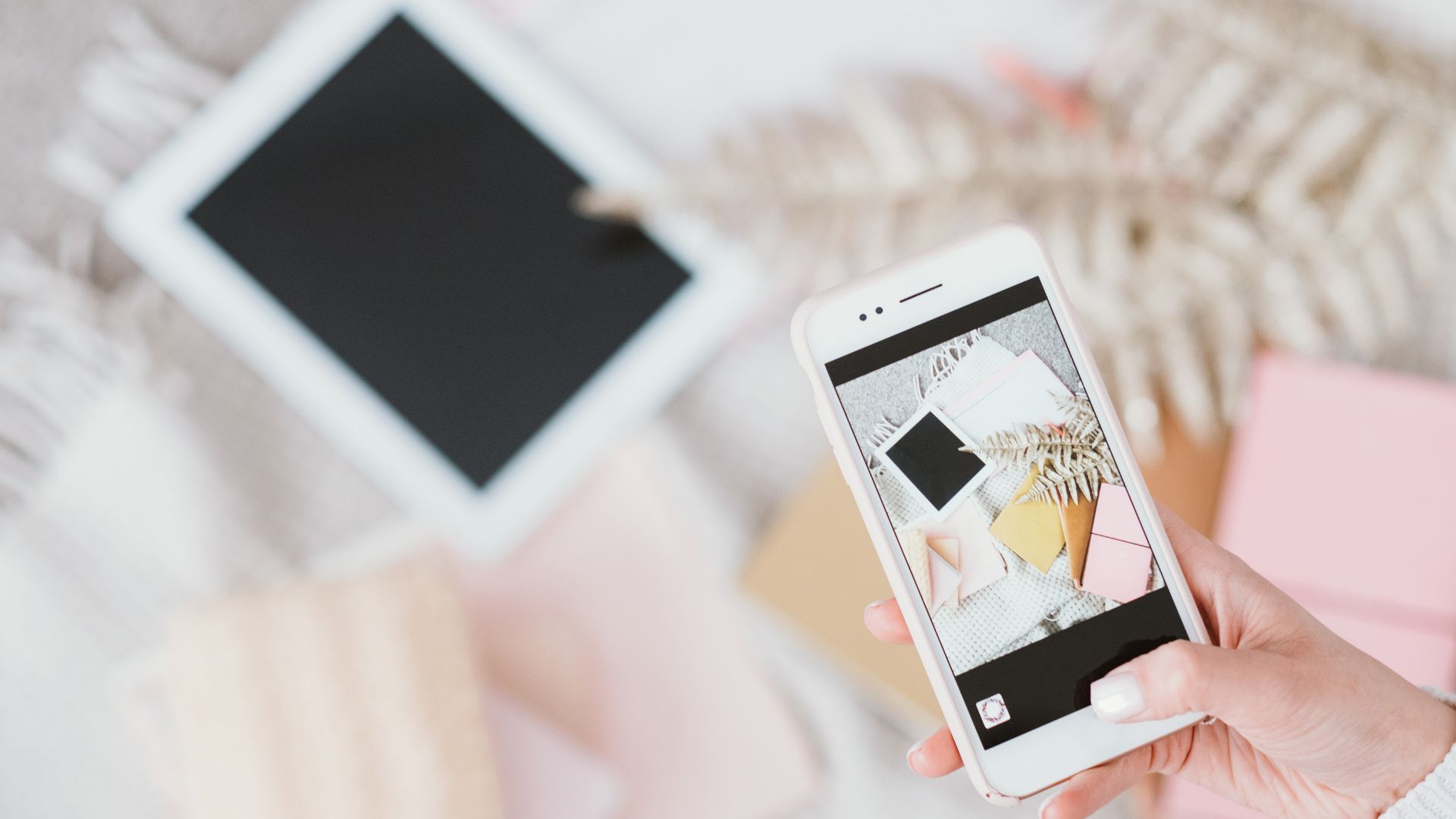 スマートフォンでSNSマーケティングを行うサロンオーナー