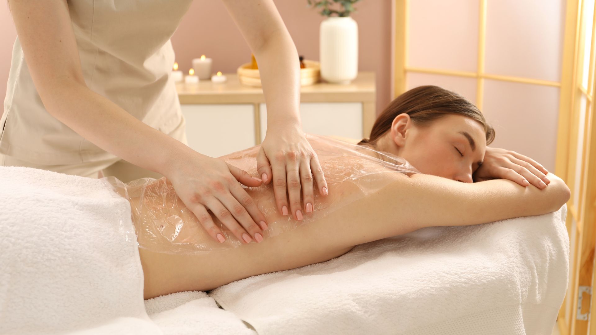 サロンの施術に集中するスタッフ - コア業務への専念