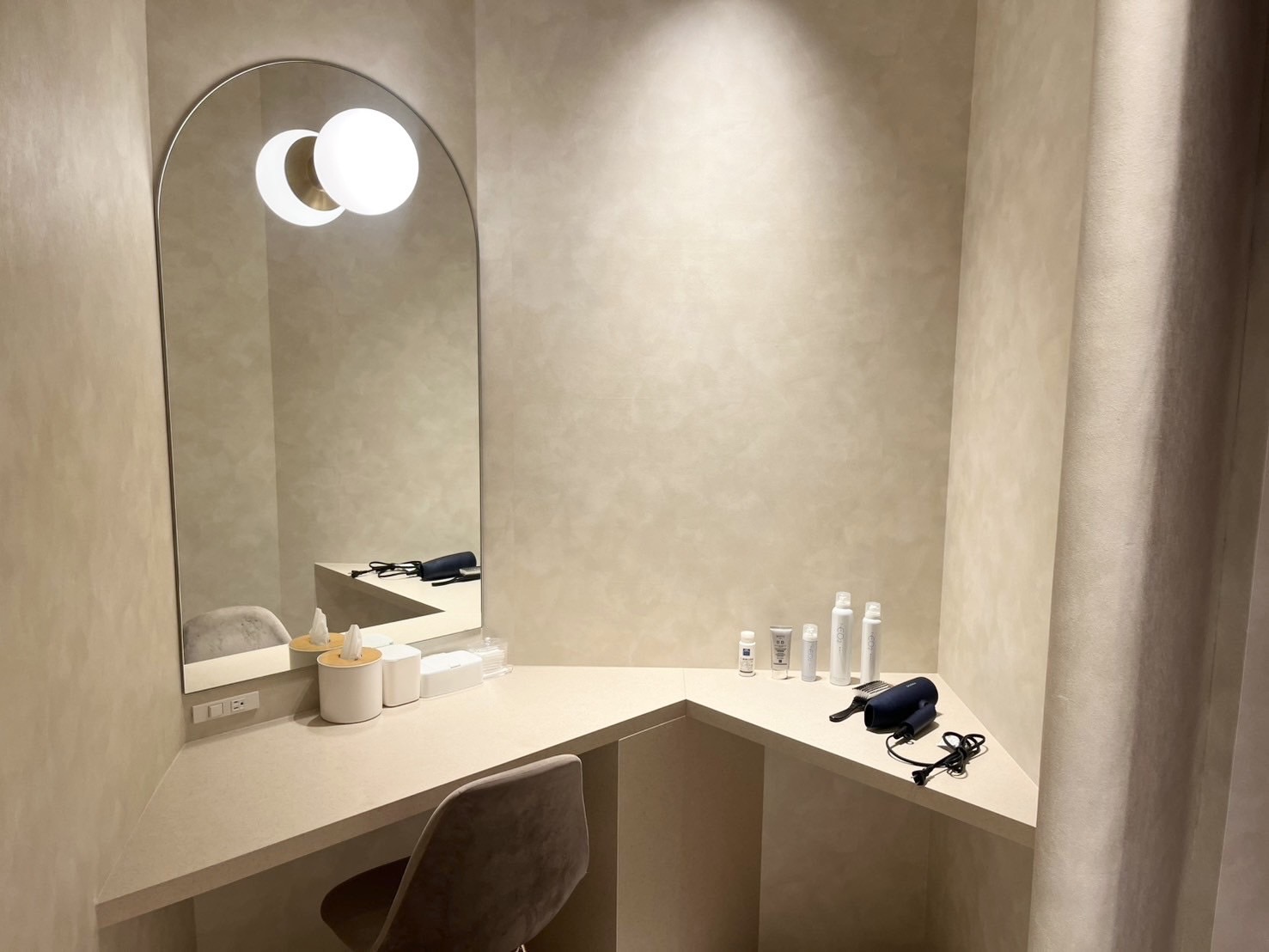 エステサロン経営者の施術室 - Growth Partners Japan導入事例 エステサロン施術室内観 白を基調とした清潔なメイクスペース 大型ミラーと専門機器を備えた美容施術空間 九州 20代女性オーナー経営